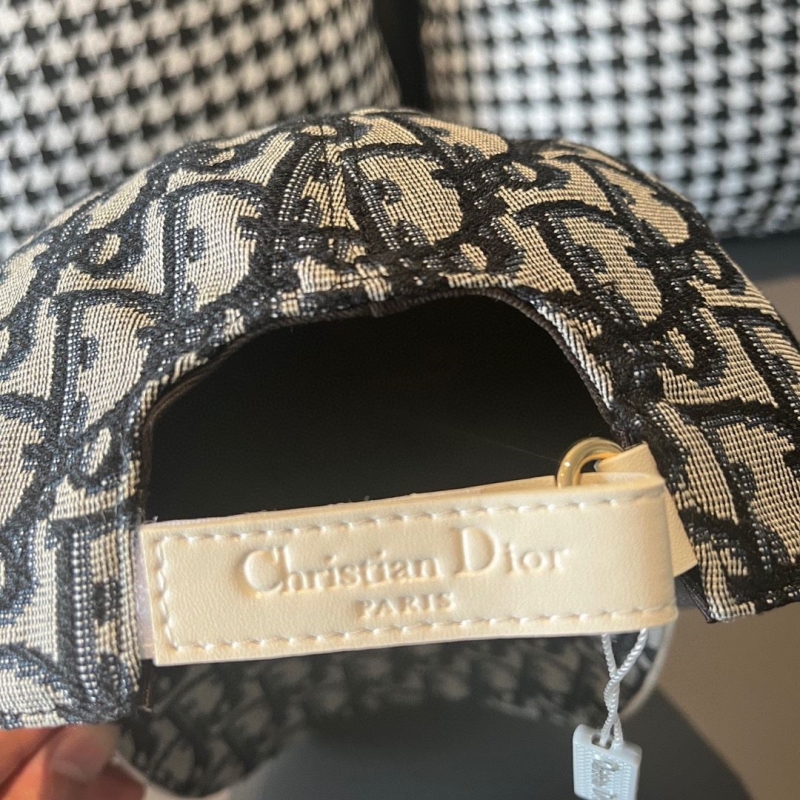 CHRISTIAN DIOR